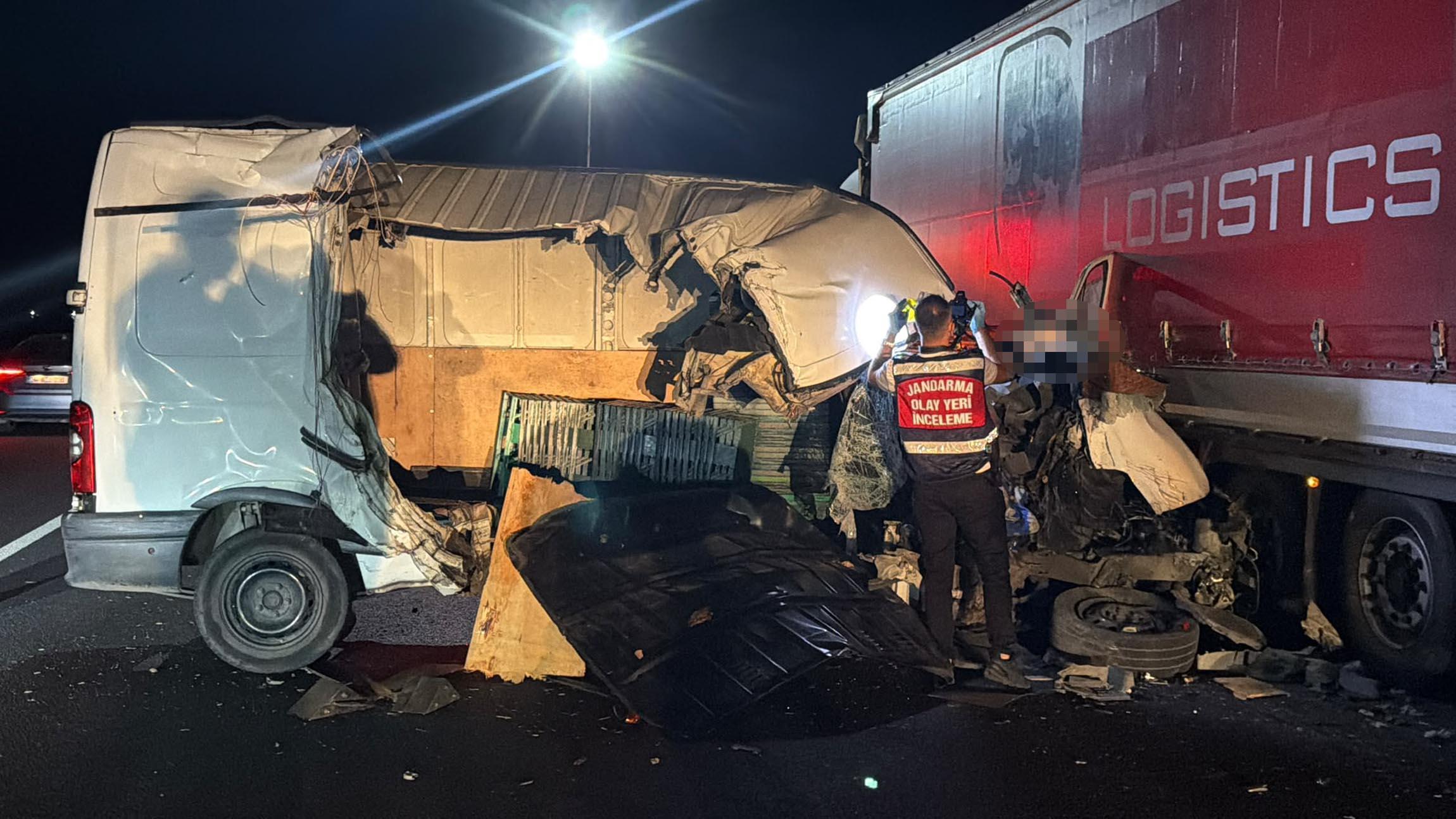 Minibüs, TIR’a Arkadan Çarptı; 1 Ölü, 1 Yaralı Minibüs, TIR’a Arkadan Çarptı; 1 Ölü, 1 Yaralı