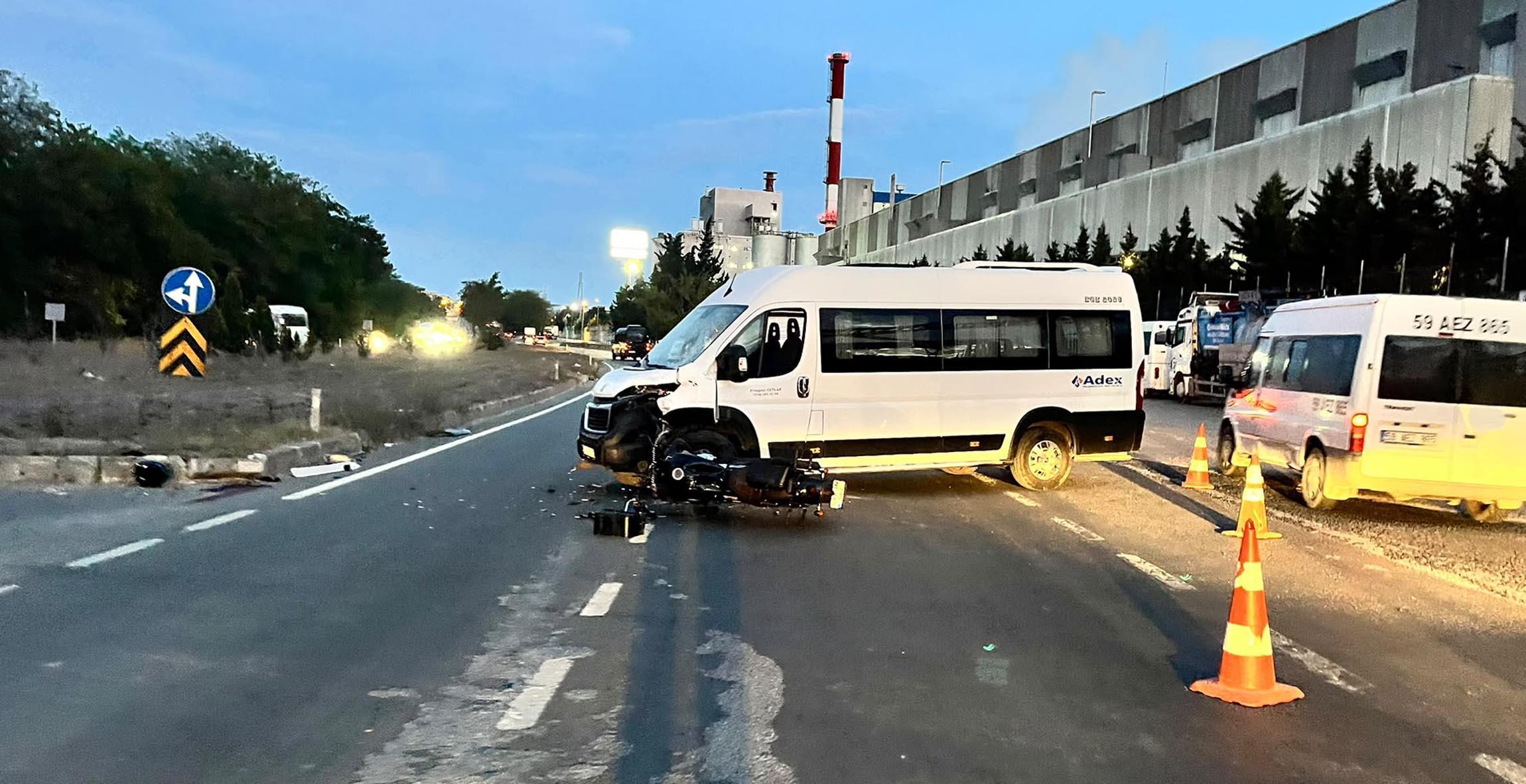 Minibüsle Çarpışan Motosikletin Sürücüsü Öldü Minibüsle Çarpışan Motosikletin Sürücüsü Öldü