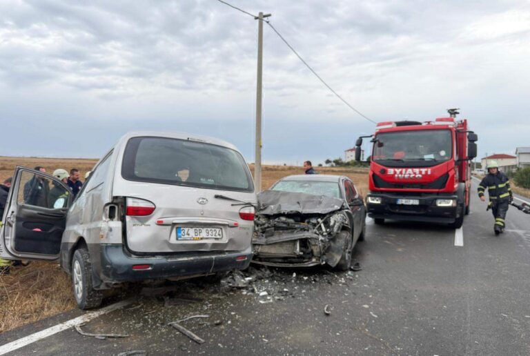 Otomobille Minibüs Çarpıştı: 2’si Çocuk, 6 Yaralı
