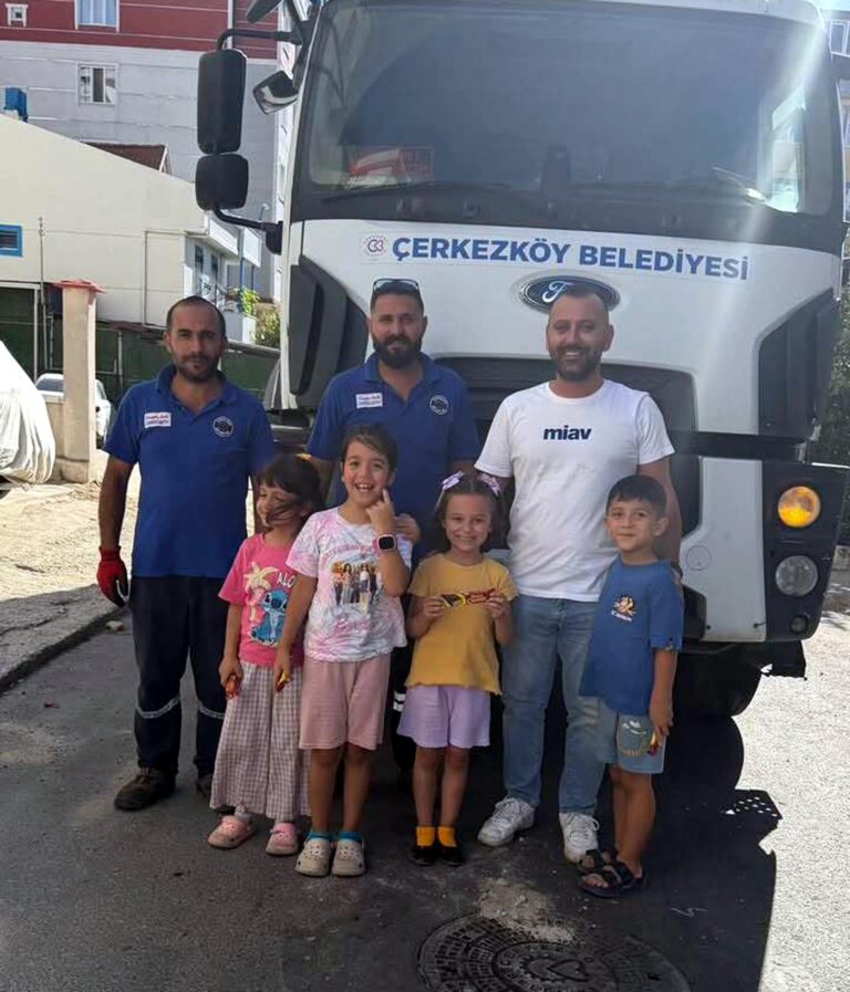Temizlik görevlilerinden kendilerine el sallayan çocuklara sürpriz