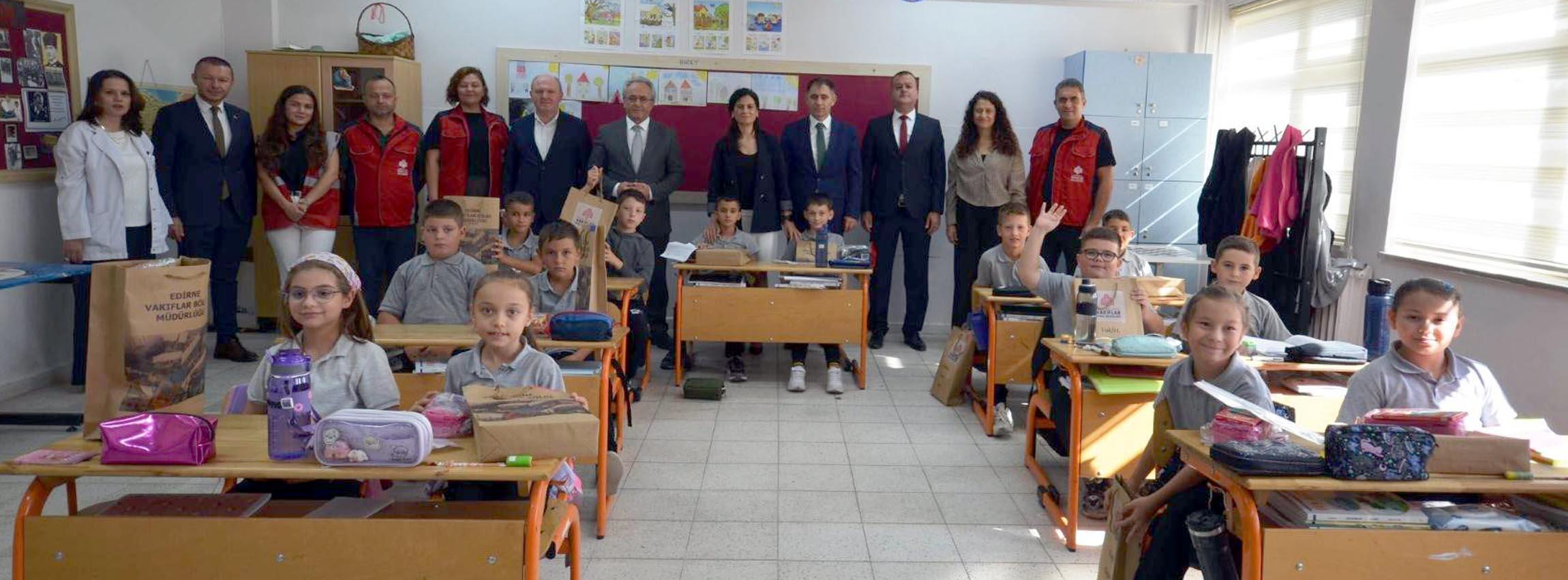 Vakıflardan okul kütüphanelerine kitap desteği Vakıflardan okul kütüphanelerine kitap desteği
