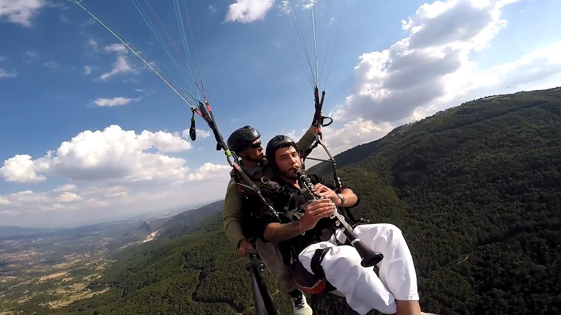 Yamaç paraşütü ile uçarken klarnet çaldı Yamaç paraşütü ile uçarken klarnet çaldı