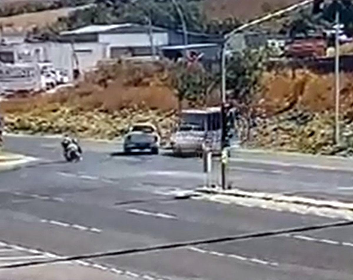 Yolcu minibüsü elektrik direğine çarptı; 1’i bebek 3 yaralı Yolcu minibüsü elektrik direğine çarptı; 1’i bebek 3 yaralı