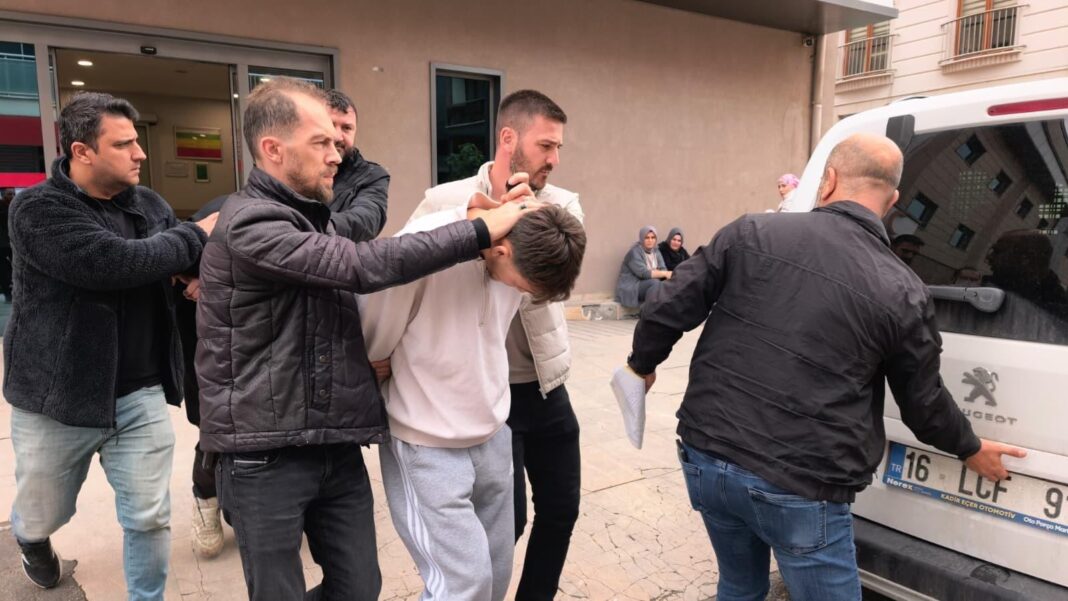 18 yaşındaki Emre’yi öldüren şüpheli: Bir anlık öfkeyle elimdeki bıçağı salladım (3) 18 yaşındaki Emre’yi öldüren şüpheli: Bir anlık öfkeyle elimdeki bıçağı salladım (3)