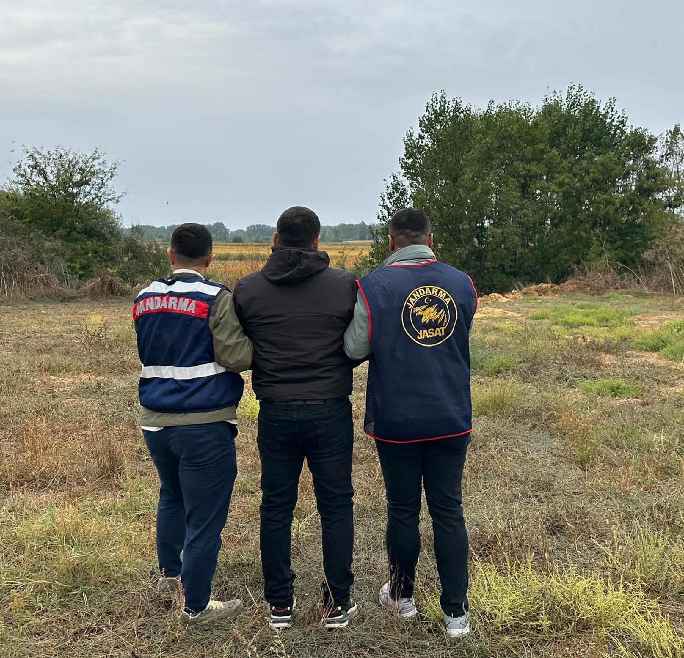 8 yıl kesinleşmiş hapisle aranan hükümlü Yunanistan’a kaçmak isterken yakalandı 8 yıl kesinleşmiş hapisle aranan hükümlü Yunanistan’a kaçmak isterken yakalandı