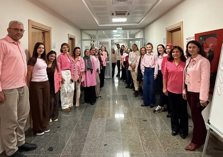 Pembe Ekim İçin Pembe Giyindiler