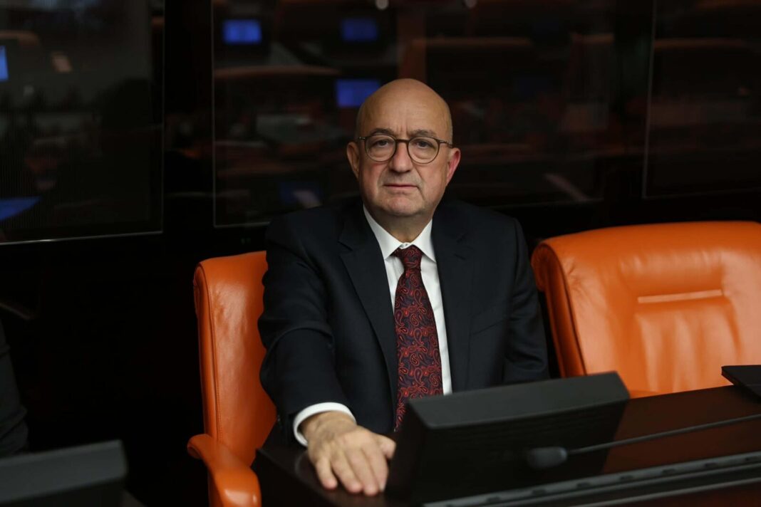 AK Parti’li Gider: En somut karşılığı, bu ülkeye ve insanına karşı yerine getirilen sorumluluktur AK Parti’li Gider: En somut karşılığı, bu ülkeye ve insanına karşı yerine getirilen sorumluluktur