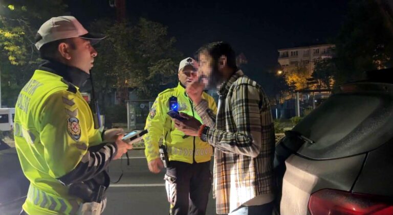 Alkolmetreyi üflemedi, kimlik numarasını soran polise, ‘okumam yazmak yok’ dedi