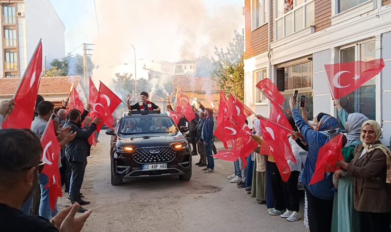 Balkan Şampiyonu Ahmet’e meşaleli karşılama