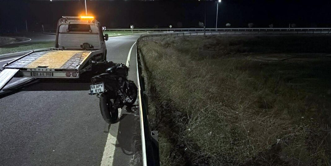 Bariyere çarpan motosiklette 2 kişi yaralandı Bariyere çarpan motosiklette 2 kişi yaralandı