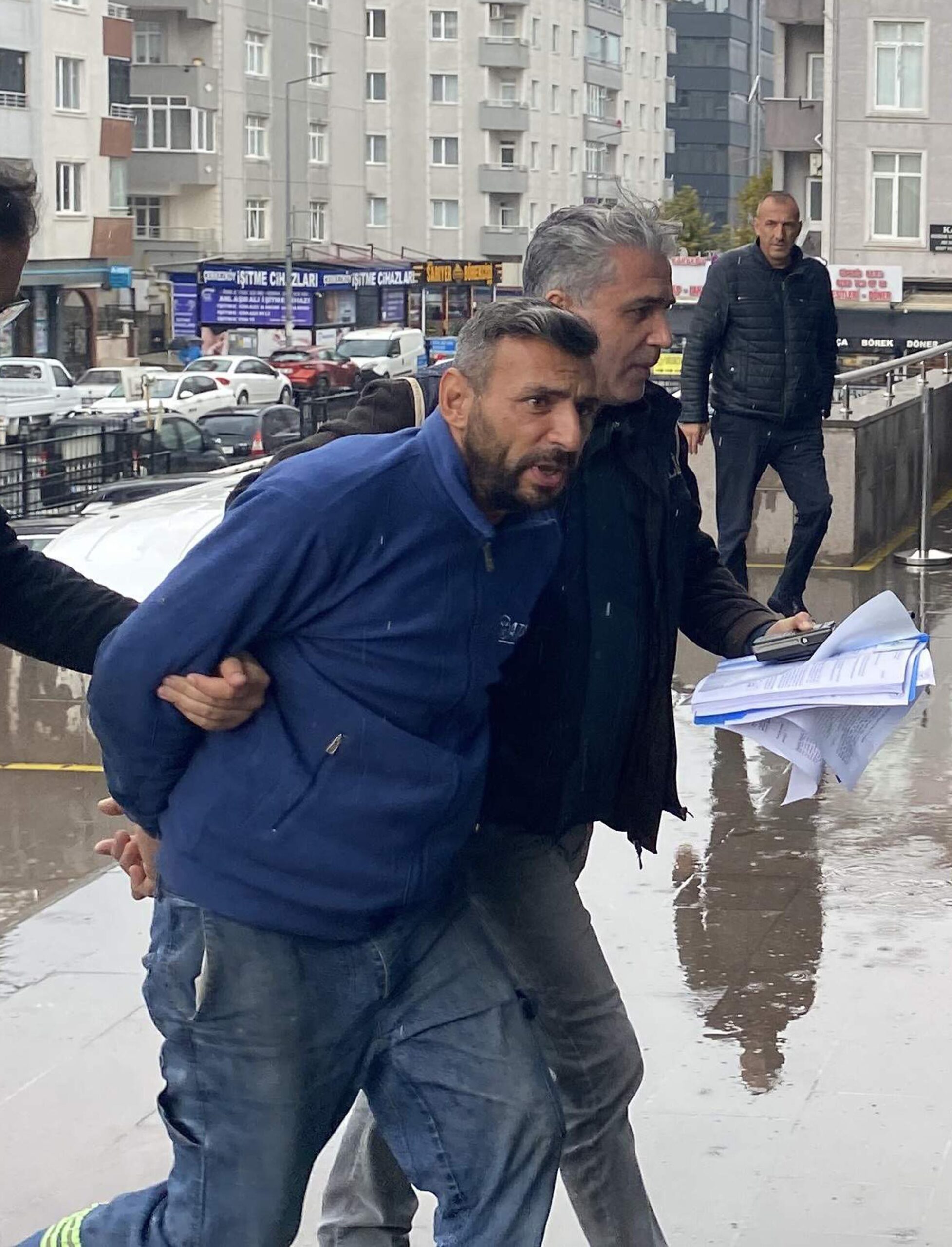 Bayrağı çöpe attı, ‘vatan hainleri’ diye paylaşım yaptı (2) Bayrağı çöpe attı, ‘vatan hainleri’ diye paylaşım yaptı (2)