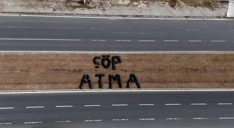 Belediye personeli topladığı çöplerden ‘çöp atma’ yazdı
