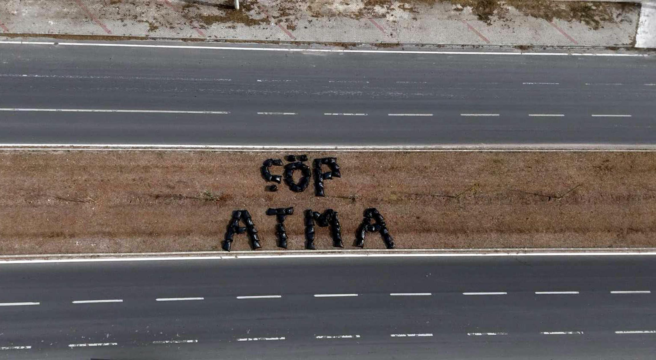 Belediye personeli topladığı çöplerden ‘çöp atma’ yazdı Belediye personeli topladığı çöplerden ‘çöp atma’ yazdı