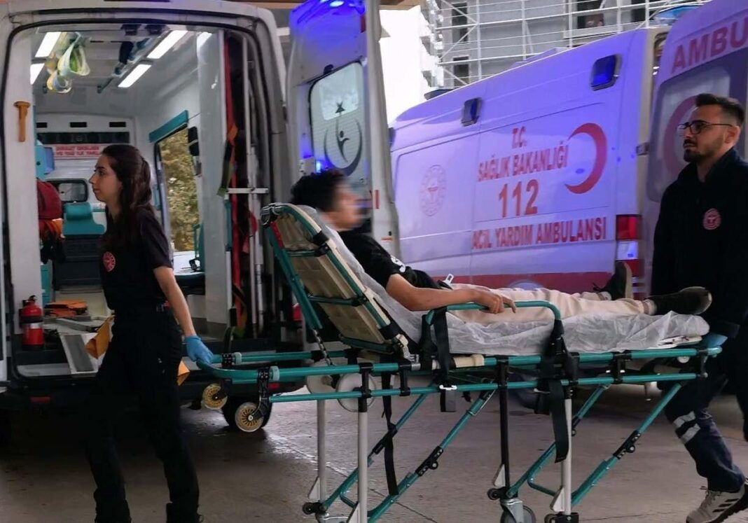 Bursa’da duvardan atlamak isterken demir tele takılan çocuk yaralandı Bursa’da duvardan atlamak isterken demir tele takılan çocuk yaralandı