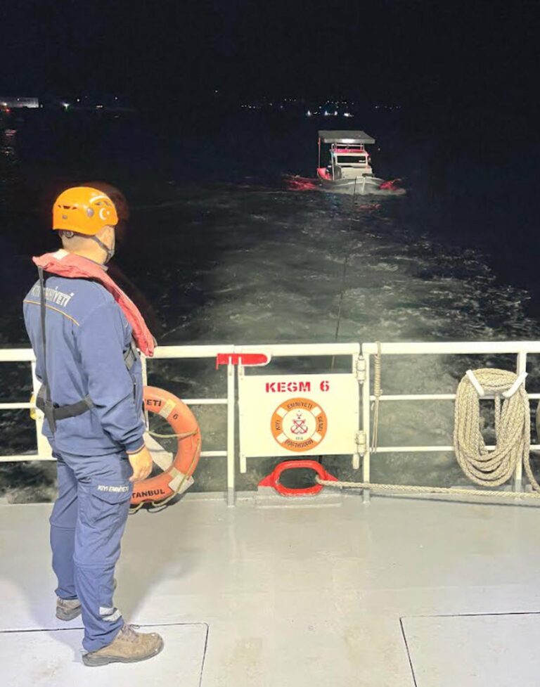 Çanakkale Boğazı’nda sürüklenen tekne kurtarıldı