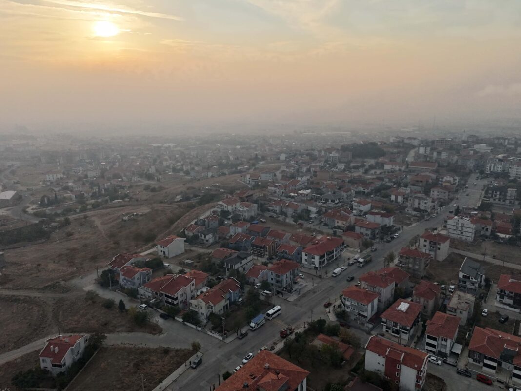 Çeltik hasadı sonrası anız yakımı, ilçeyi duman altında bırakıyor Çeltik hasadı sonrası anız yakımı, ilçeyi duman altında bırakıyor