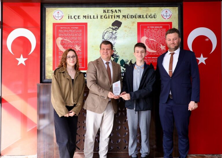 Çevre gönüllüsü lise öğrencisi Aras’a örnek davranışından dolayı plaket