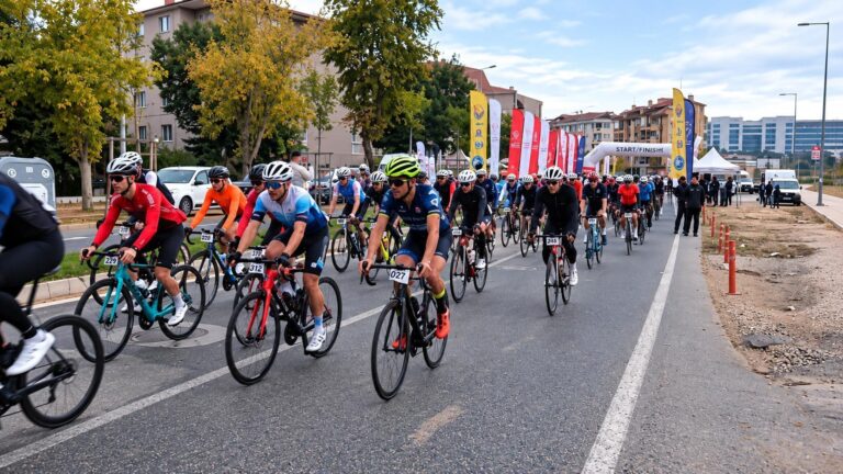 Edirne’de 17’inci Cumhuriyet Kupası Bisiklet Yol Yarışı tamamlandı