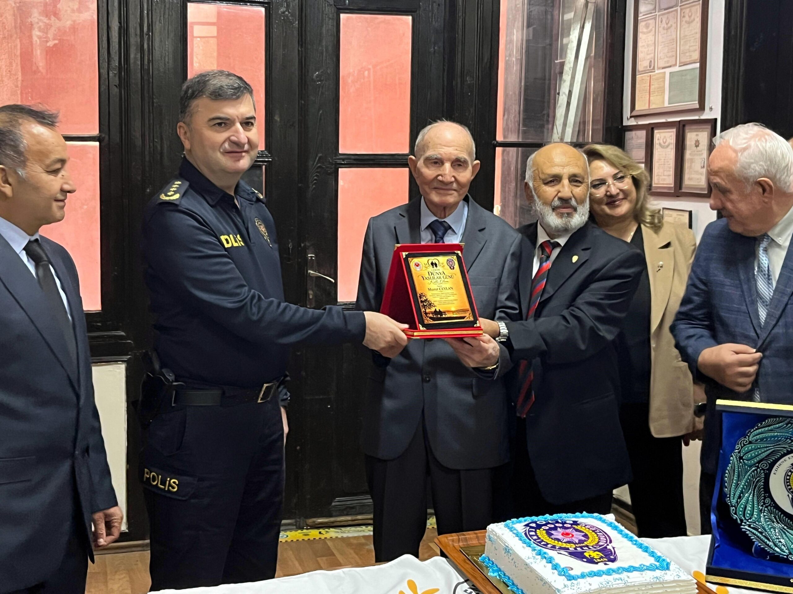 Edirne’de 93 yaşındaki en yaşlı emekli polise plaket Edirne’de 93 yaşındaki en yaşlı emekli polise plaket