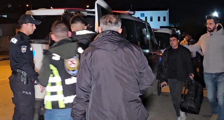 Edirne’de çalıntı ihbarı yapılan araçtan 7 kaçak göçmen çıktı