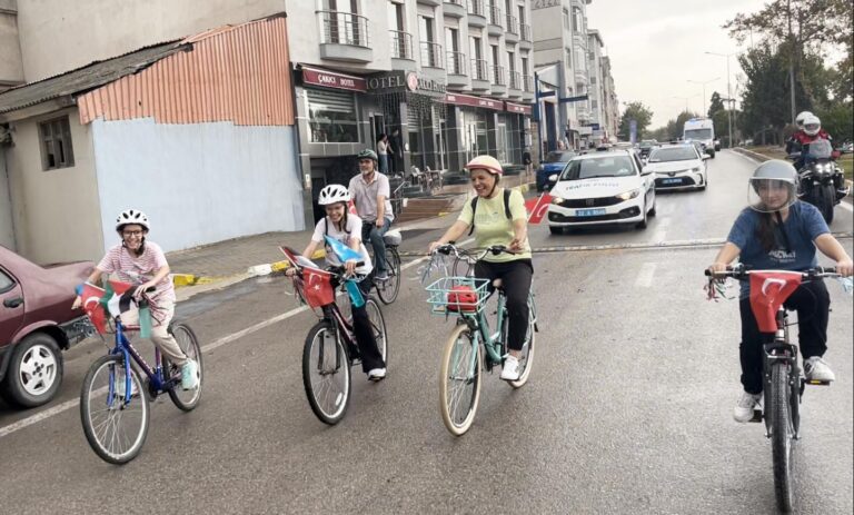 Edirne’de, Gazze ve Doğu Türkistan için pedal çevirdiler