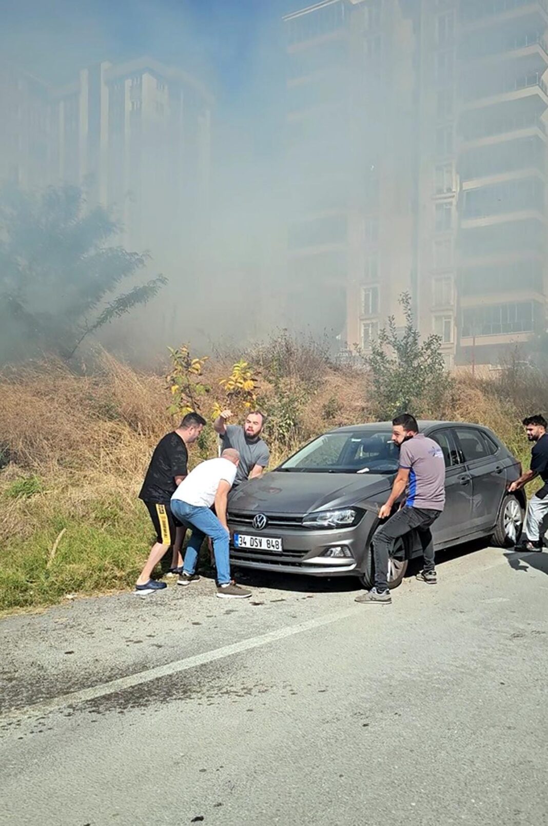 Edirne’de otluk alanda yangın; otomobili kurtarmak için seferber oldular Edirne’de otluk alanda yangın; otomobili kurtarmak için seferber oldular