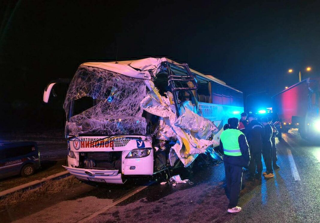 Edirne’de tur otobüsü, TIR’a çarptı: 10 yaralı Edirne’de tur otobüsü, TIR’a çarptı: 10 yaralı
