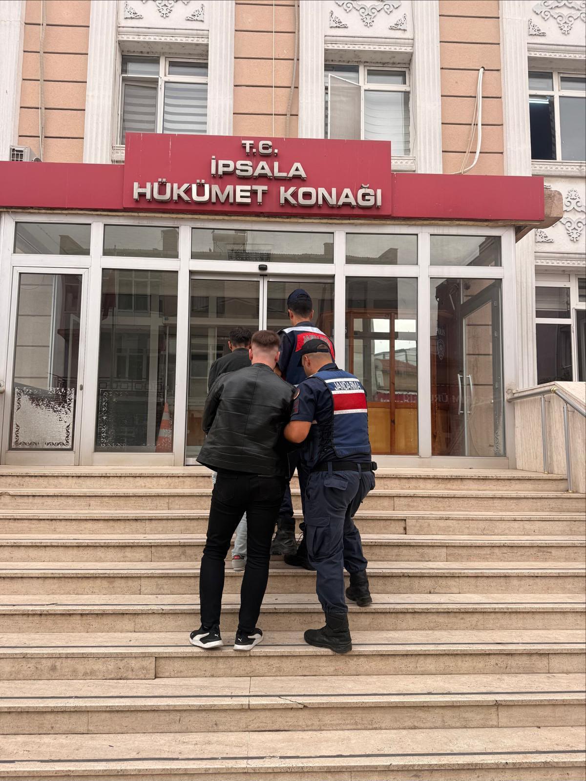 Edirne’de Yunanistan’a kaçarken yakalanan 3 FETÖ şüphelisi tutuklandı Edirne’de Yunanistan’a kaçarken yakalanan 3 FETÖ şüphelisi tutuklandı
