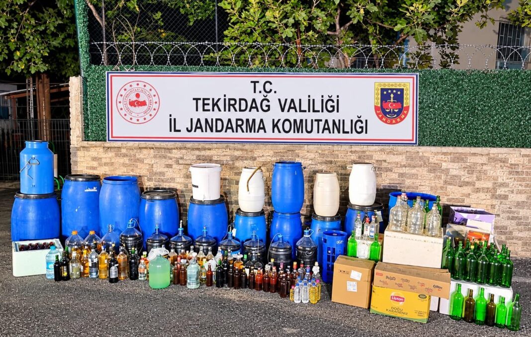 Evinde 1 ton 120 litre sahte şarap ele geçirilen şüpheli gözaltına alındı Evinde 1 ton 120 litre sahte şarap ele geçirilen şüpheli gözaltına alındı