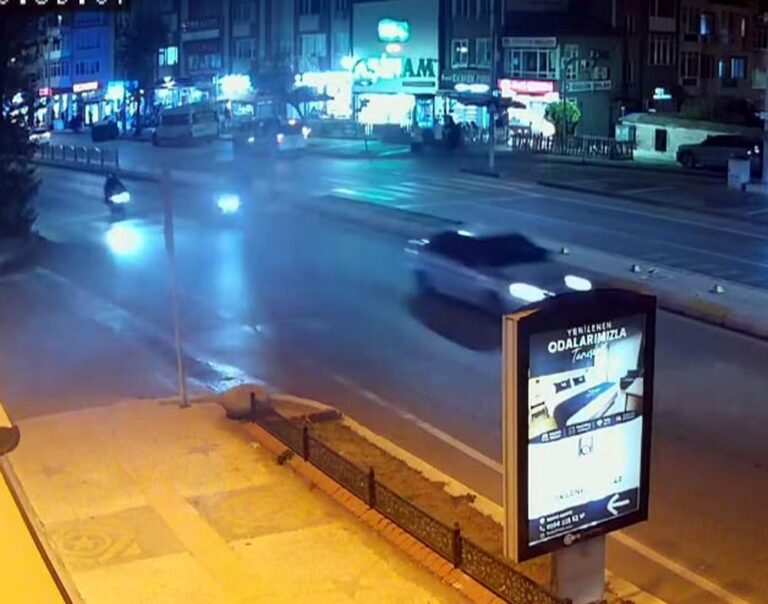 İki motosikletin çarpıştığı kazada 1 yaralı; o anlar kamerada