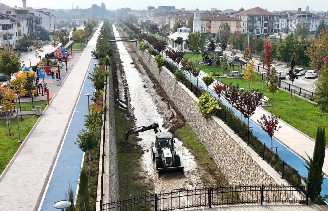 İnegöl Belediyesi’nden yağış öncesi sel ve su baskınlarına karşı önlem İnegöl Belediyesi’nden yağış öncesi sel ve su baskınlarına karşı önlem