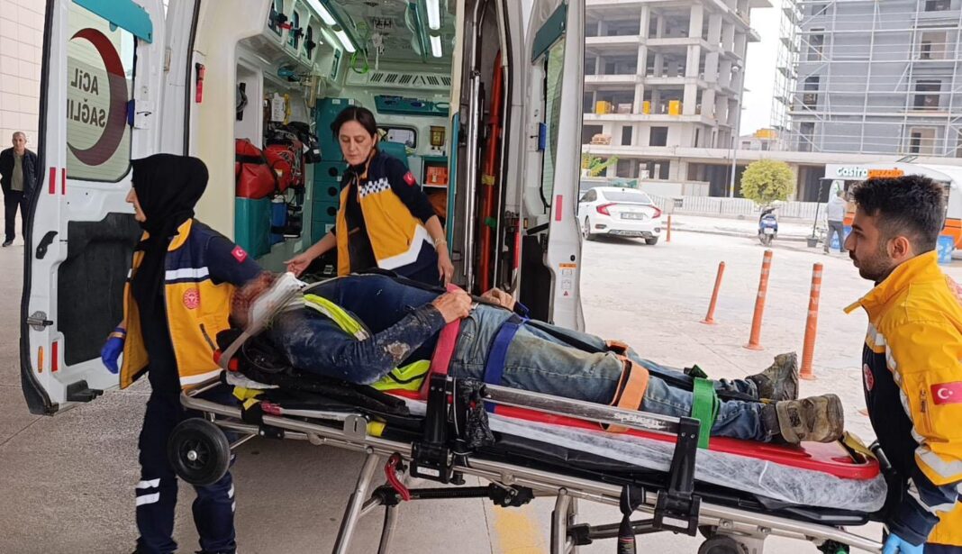 İnşaat iskelesinden başına tahta parçası düşen işçi ağır yaralandı İnşaat iskelesinden başına tahta parçası düşen işçi ağır yaralandı