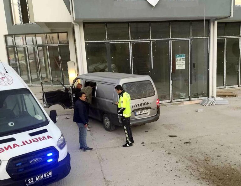 Kaçak göçmenleri taşıyan minibüs iş yerinin duvarına çarptı: 5 yaralı