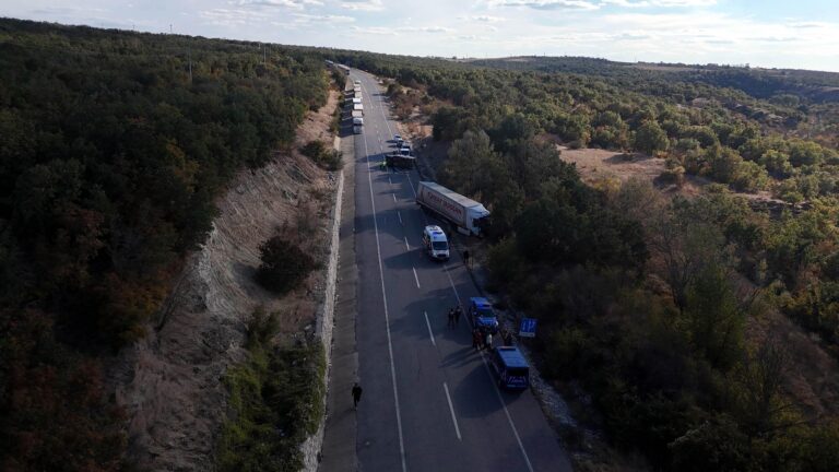 Kamyonet, karşı şeride geçen TIR’a çarpıp devrildi; 4 yaralı