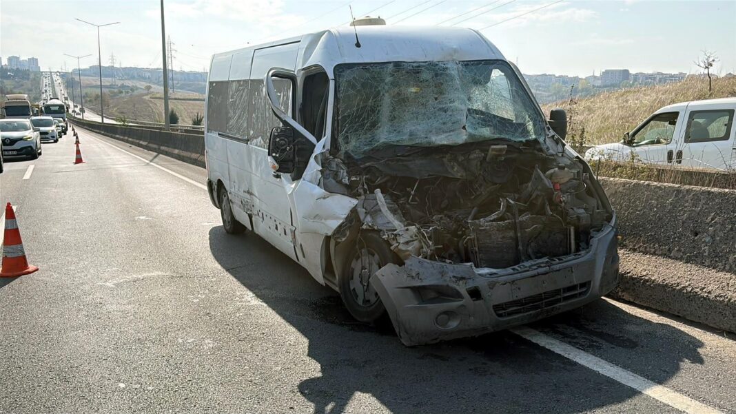 Kamyonla çarpışan minibüsün sürücüsü yaralı Kamyonla çarpışan minibüsün sürücüsü yaralı