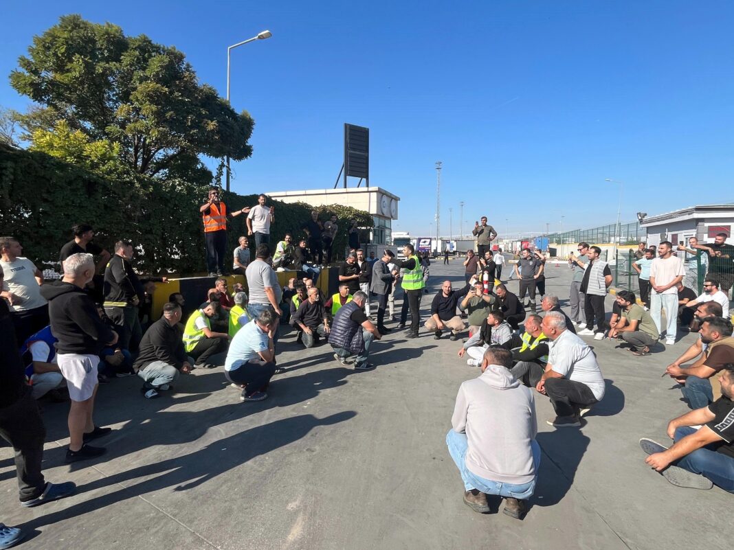 Kapıkule Sınır Kapısı’nda TIR sürücülerinden 5 saatlik eylem Kapıkule Sınır Kapısı’nda TIR sürücülerinden 5 saatlik eylem