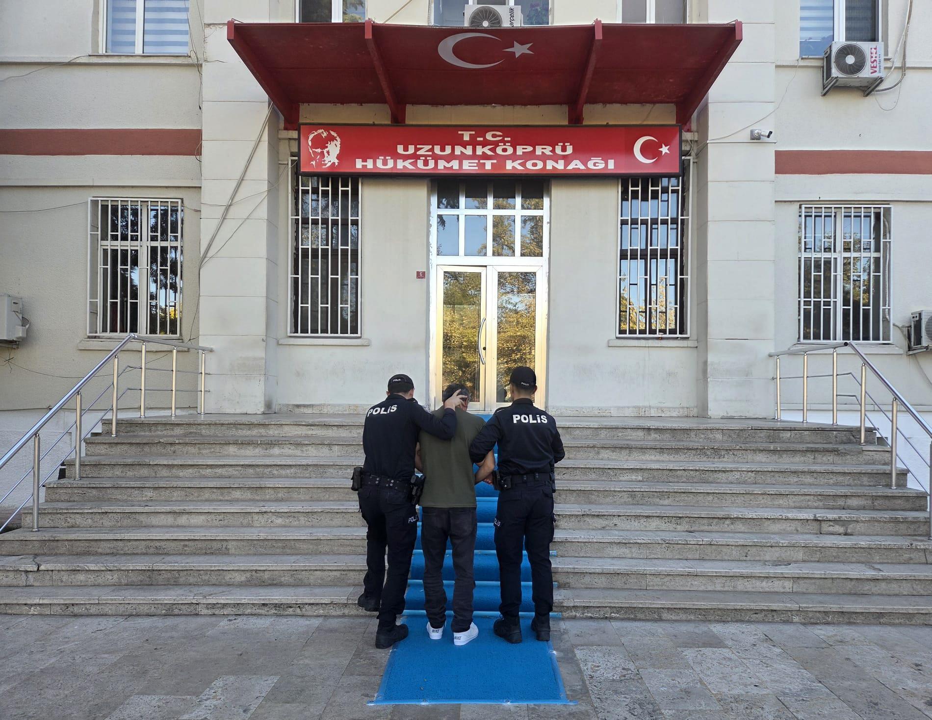 Kavgada 1 kişiyi öldürüp, 1 kişiyi yaralayan şüpheli tutuklandı Kavgada 1 kişiyi öldürüp, 1 kişiyi yaralayan şüpheli tutuklandı