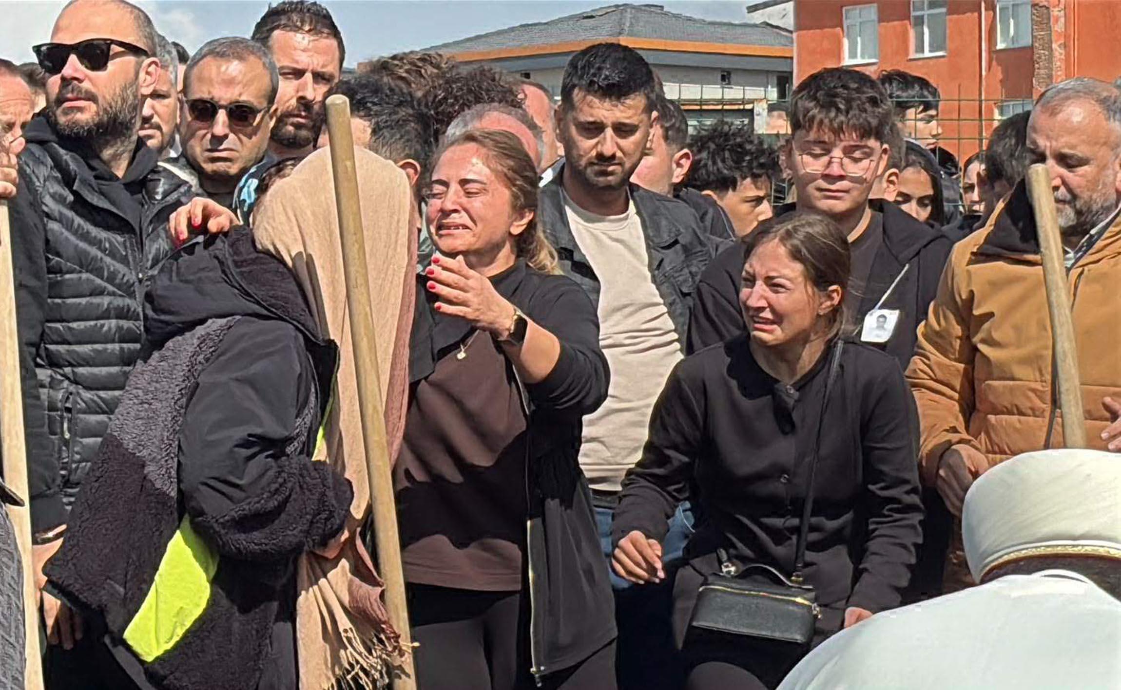 Kazada ölen liseli Barış Sarp, gözyaşlarıyla toprağa verildi Kazada ölen liseli Barış Sarp, gözyaşlarıyla toprağa verildi