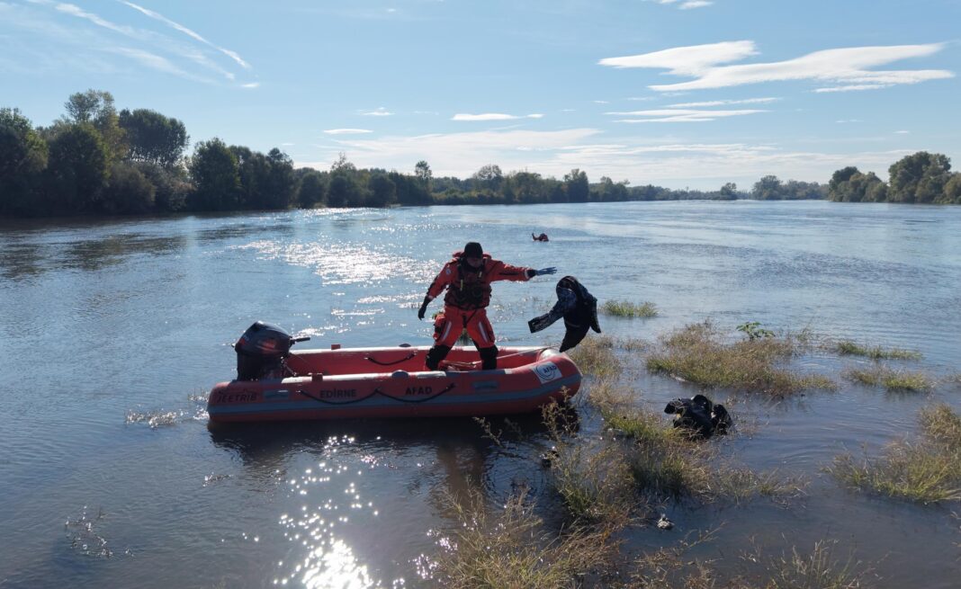 Meriç Nehri’nde göçmen ailenin botu alabora oldu: 1 çocuk öldü, 2 çocuk kayıp Meriç Nehri’nde göçmen ailenin botu alabora oldu: 1 çocuk öldü, 2 çocuk kayıp