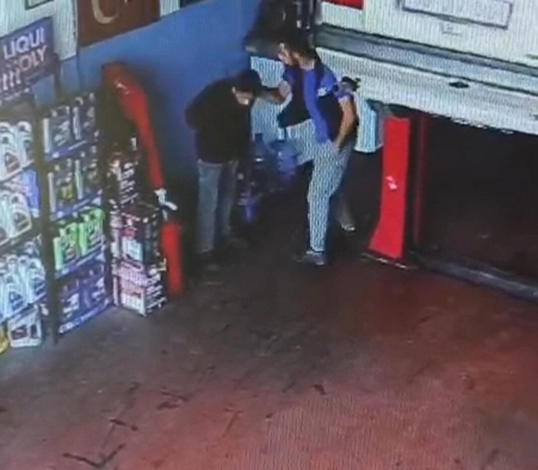 MESEM öğrencisini oto tamirhane işletmecisi tekme tokat darbetti; o anlar kamerada MESEM öğrencisini oto tamirhane işletmecisi tekme tokat darbetti; o anlar kamerada