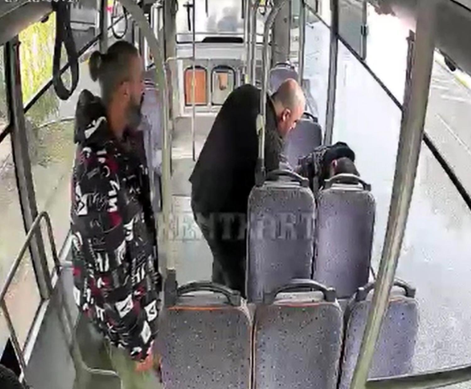 Midibüste epilepsi nöbeti geçiren yolcuya ilk müdahaleyi sürücüler yaptı; o anlar kamerada Midibüste epilepsi nöbeti geçiren yolcuya ilk müdahaleyi sürücüler yaptı; o anlar kamerada
