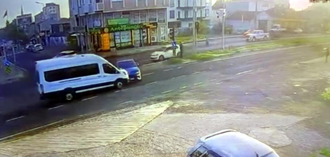 Minibüs ile Otomobilin Çarpıştığı Kaza Kamerada; 2 Yaralı Minibüs ile Otomobilin Çarpıştığı Kaza Kamerada; 2 Yaralı