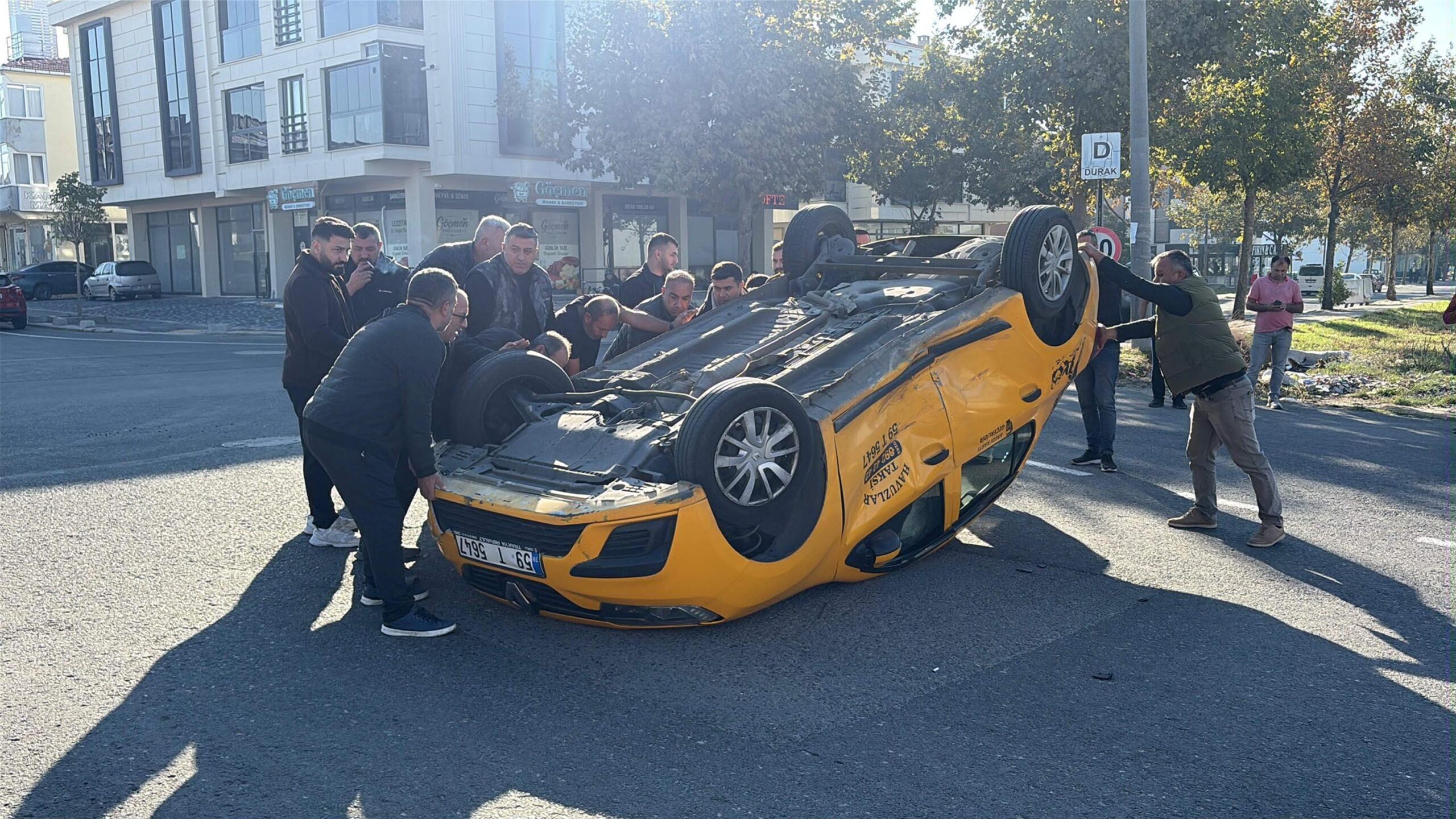 Otomobil ile Çarpışan Taksi Takla Attı; 1 Yaralı Otomobil ile Çarpışan Taksi Takla Attı; 1 Yaralı
