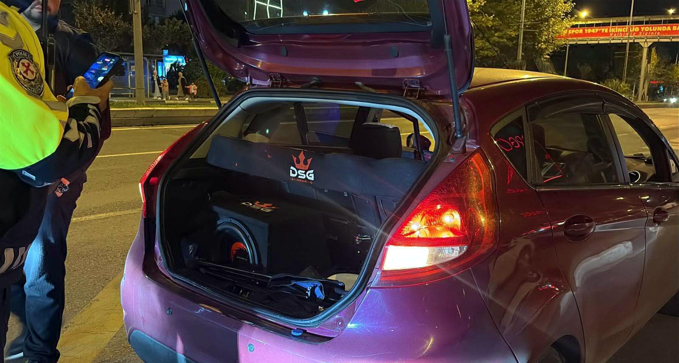 Otomobilinde Yüksek Ses Sistemi Bulunan Sürücüye 24 Bin Lira Ceza Otomobilinde Yüksek Ses Sistemi Bulunan Sürücüye 24 Bin Lira Ceza