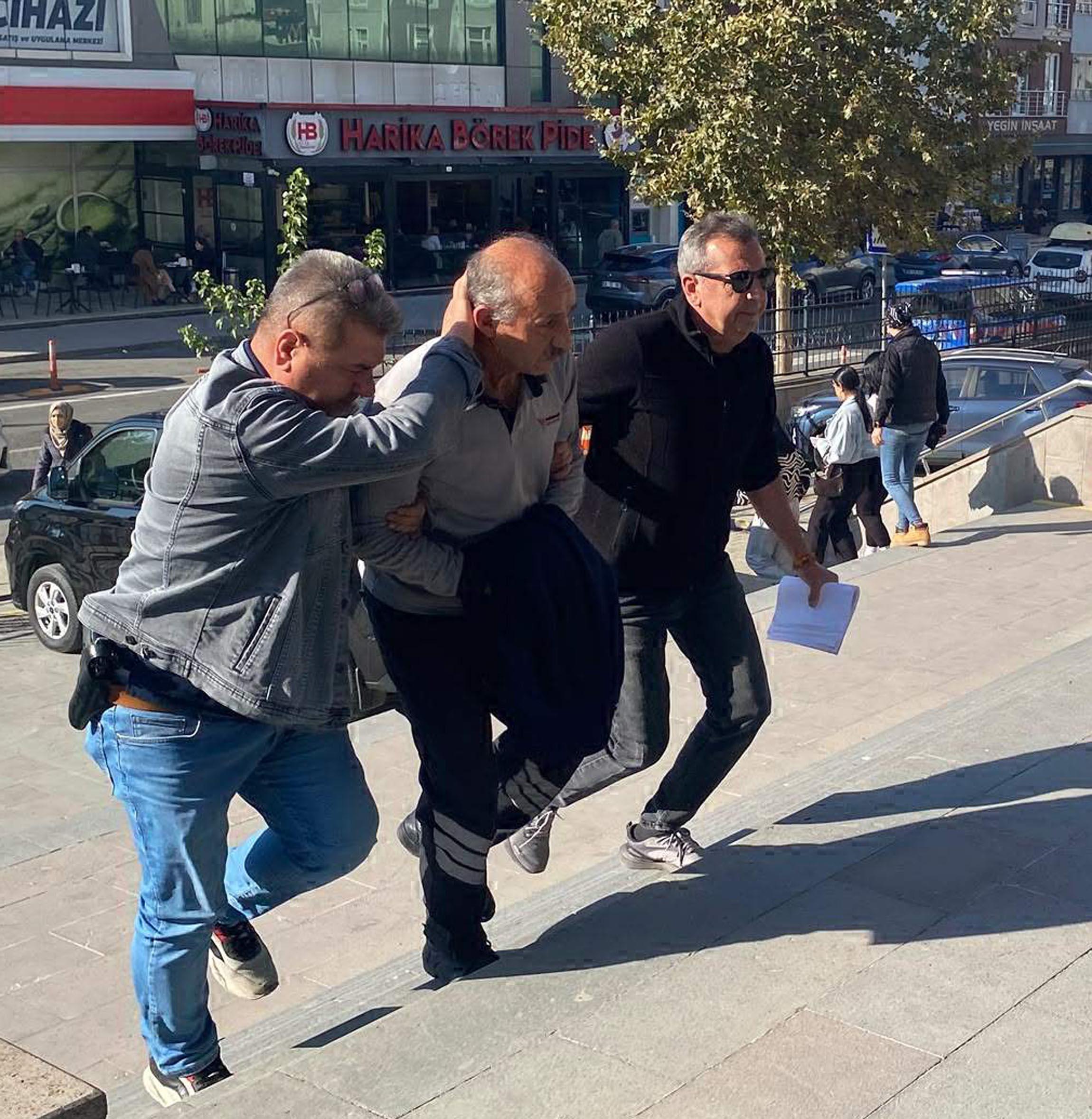 Oyuncak tabancayla kuyumcuyu soymak isteyen şüpheli yakalandı(2) Oyuncak tabancayla kuyumcuyu soymak isteyen şüpheli yakalandı(2)