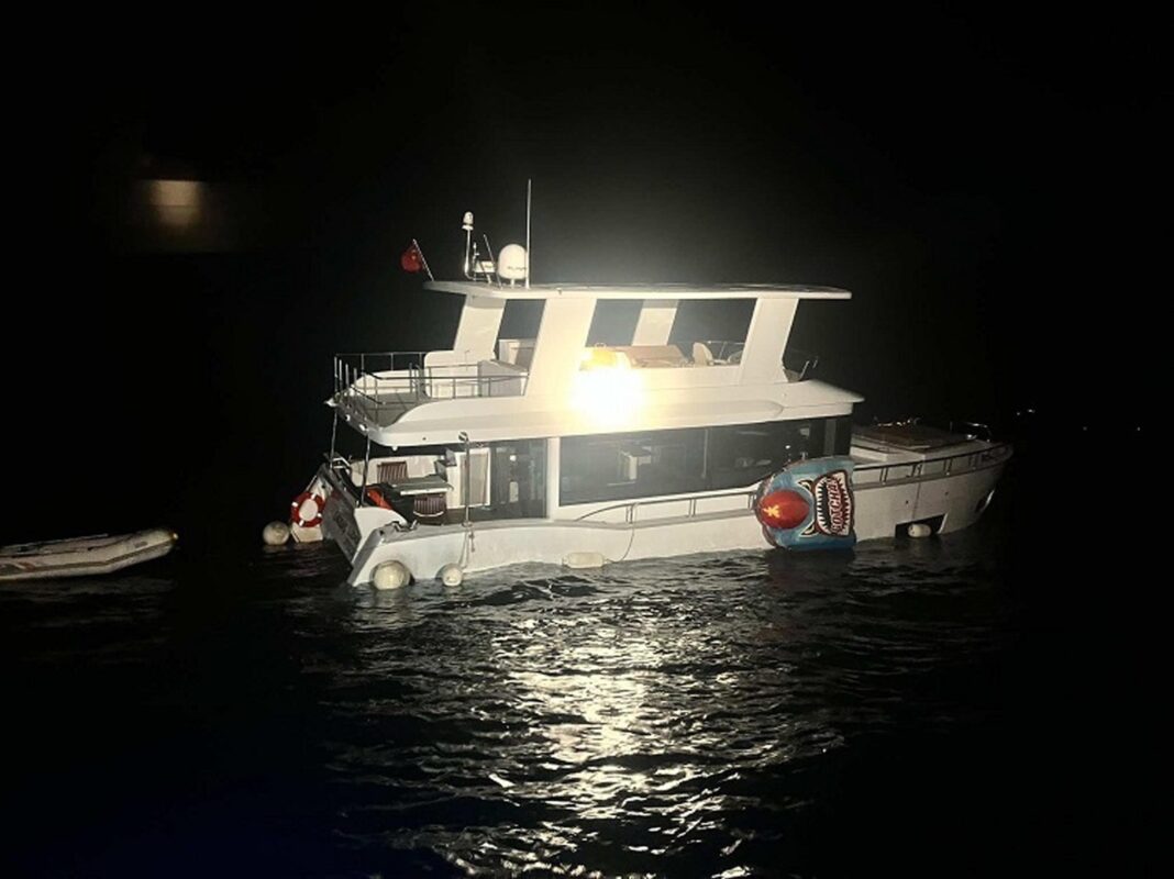 Su alıp batma tehlikesi geçiren teknedeki 2 kişi kurtarıldı Su alıp batma tehlikesi geçiren teknedeki 2 kişi kurtarıldı