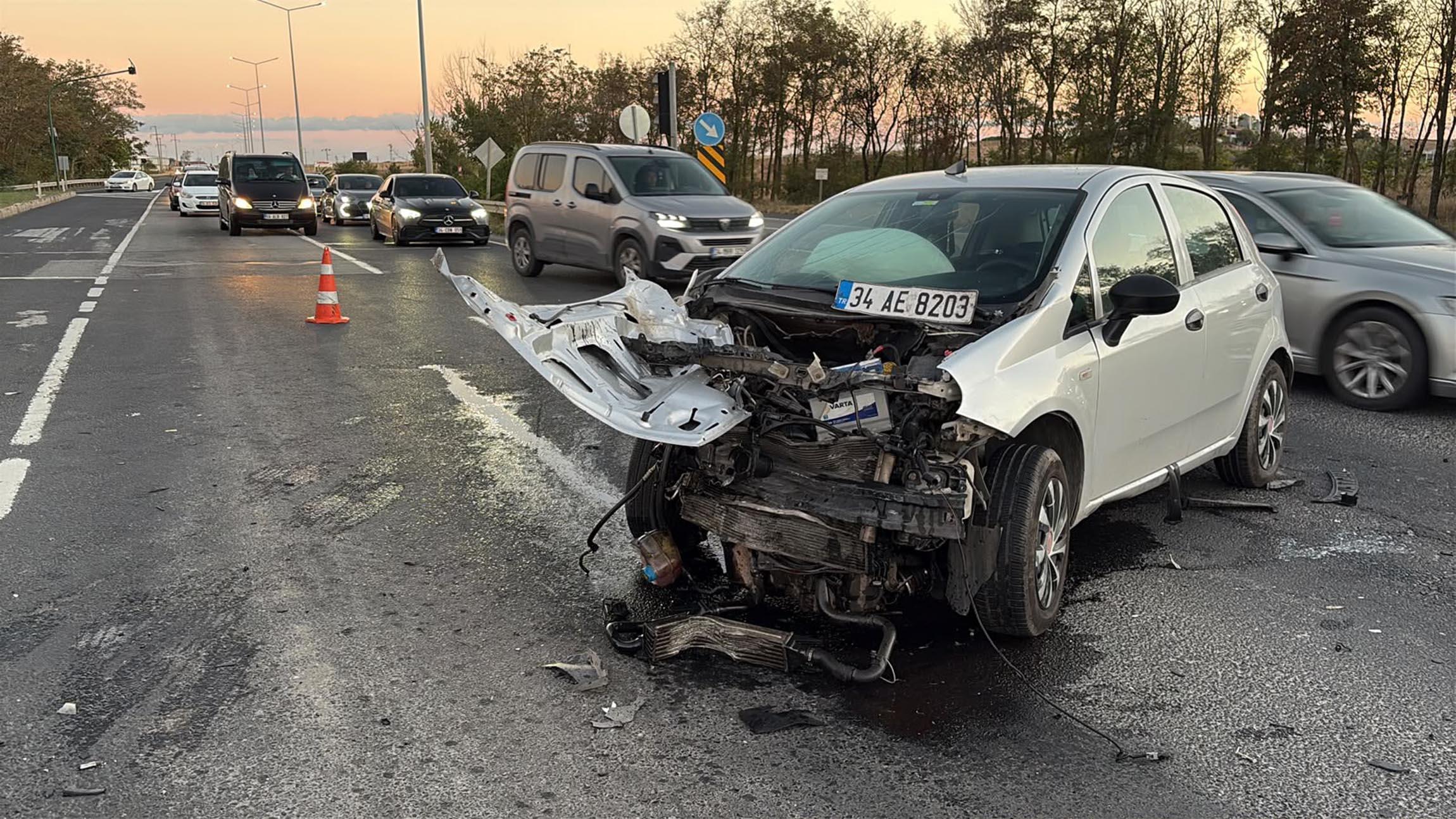 İki Otomobil Çarpıştı; 5 Yaralı İki Otomobil Çarpıştı; 5 Yaralı