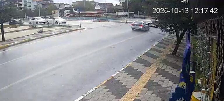 Tekirdağ’da iki otomobil kavşakta çarpıştı; 1 yaralı