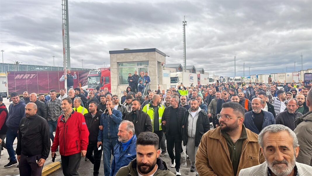 TIR şoförleri, Schengen vizesi sürecinde yaşadıkları sorunları dile getirmek için kontak kapattı TIR şoförleri, Schengen vizesi sürecinde yaşadıkları sorunları dile getirmek için kontak kapattı