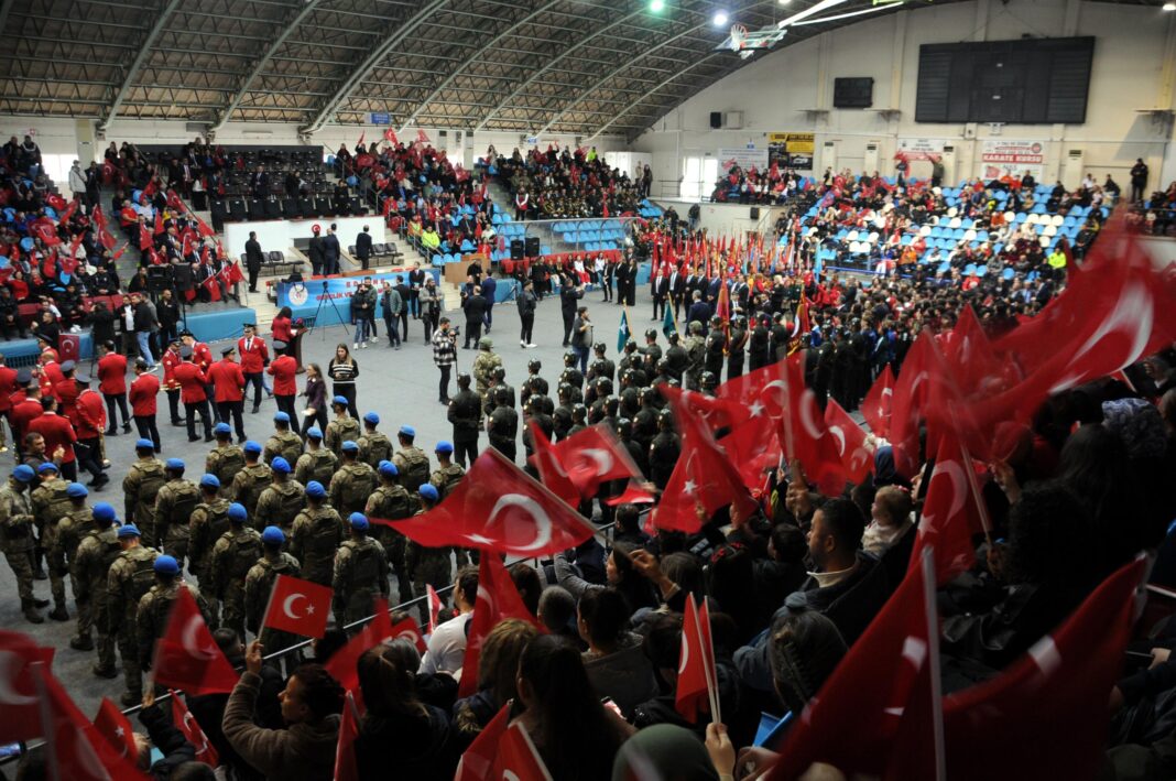 Trakya’da Cumhuriyet Bayramı kutlamaları hava muhalefeti nedeniyle salonlarda yapıldı Trakya’da Cumhuriyet Bayramı kutlamaları hava muhalefeti nedeniyle salonlarda yapıldı
